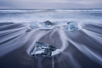 Fototapeta premium Ice bergs in surf at Fellsfjara, Daimond Beach, Jökulsárlón, Vatnajökull National Park, Southeast Iceland.