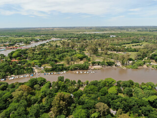 Vista desde un dron de un gran parque p&uacute;blico y veleros amarrados en la costa. 