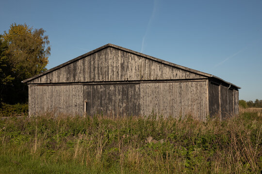 old barn in the side of the road