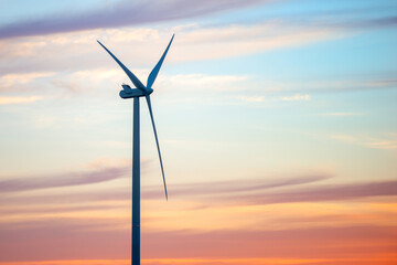Obraz premium Windmills for electric power production at sunset