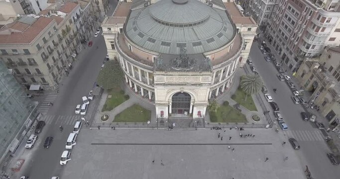 Il Teatro Politeama Garibaldi si trova sulla Piazza Ruggero Settimo al centro di Palermo. Il nome deriva dal greco "&pi;&omicron;&lambda;ύ&sigmaf;" e "&theta;&epsilon;ά&omicron;&mu;&alpha;&iota;".