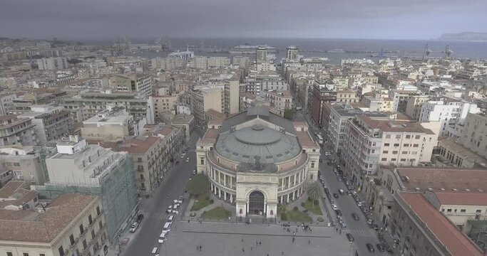 Il Teatro Politeama Garibaldi si trova sulla Piazza Ruggero Settimo al centro di Palermo. Il nome deriva dal greco "&pi;&omicron;&lambda;ύ&sigmaf;" e "&theta;&epsilon;ά&omicron;&mu;&alpha;&iota;".