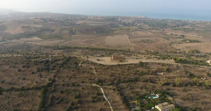La Valle dei Templi &egrave; un parco archeologico della Sicilia caratterizzato dall'eccezionale stato di conservazione e da una serie di importanti templi dorici del periodo ellenico