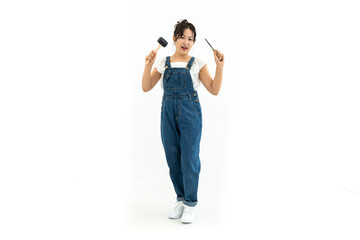 木工作業をする若い女性