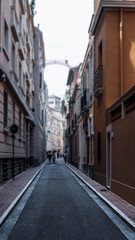 Fototapeta na wymiar La rue entre les maisons a Monaco