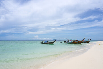 Obraz premium Beautiful views of the sandy beach with long-tailed wooden boats docked on Poda Island, Krabi, Thailand