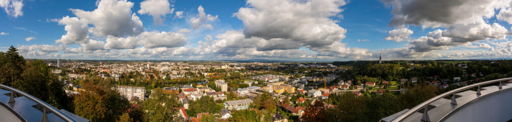 Fototapeta na wymiar Wels und Thalheim Stadtpanorama im Herbst mit vielen Wolken von der Marienwarte am Reinberg