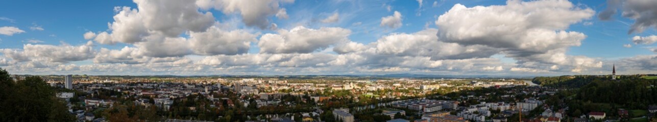 Wels und Thalheim Stadtpanorama im Herbst mit vielen Wolken von der Marienwarte am Reinberg