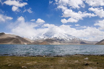 Fototapeta na wymiar Karakul lake and pamir mountains in Xinjiang, Karakorum highway, China