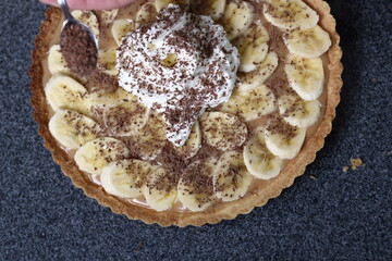Sprinkle Topping with Grated Chocolate. Making Boston Banoffee Pie.