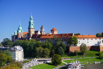Obraz premium Krakow, Poland top view of old town and Wawel Poland top view of old town and Wawel castle on the hill, Visla river. View of the historic center, Aerial View