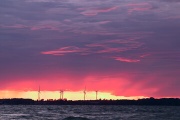 Fototapeta premium dramatischer Abendhimmel mit Windkraftanlagen am Meer, Wind Energie, Windkraft