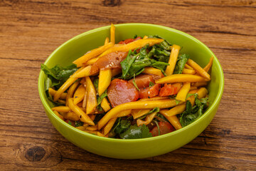 Salad with mango and chicken