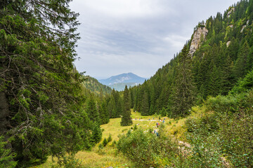 Wanderer beim Abstieg von der Berghütte in den rumänischen Karpaten