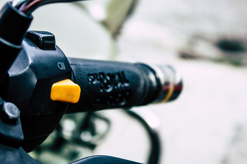 Naklejka premium Closeup of a motorcycle parked in the streets of the city center of the metropolitan area 