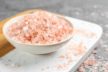 Fototapeta na wymiar Pink himalayan salt in bowl on table