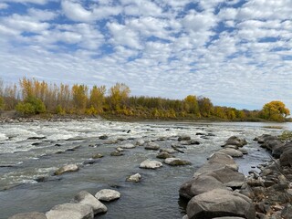 Fototapeta na wymiar river in autumn