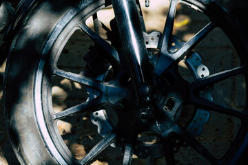 Fototapeta premium Closeup of a motorcycle parked in the streets of the city center of the metropolitan area 