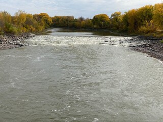 Obraz na płótnie Canvas river in autumn