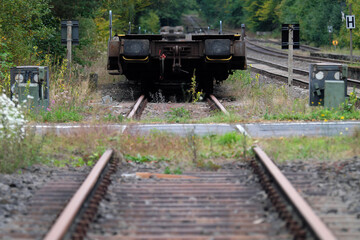 Flachwagen der Bahn auf Gleis an stillgelegter Bahnlinie - Stockfoto