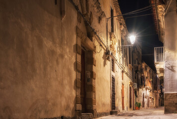 Enge und mystisch anwirkende Gasse in einer sizilianischen Altstadt bei Nacht