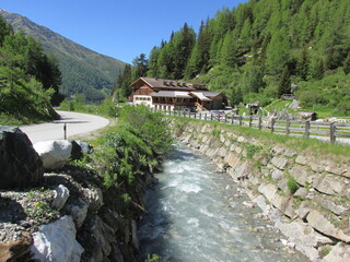 Gebirgsbach in den österreichischen Alpen
