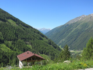 Fototapeta na wymiar Wunderschöner Ausblick beim Wandern in den österreichischen Alpen