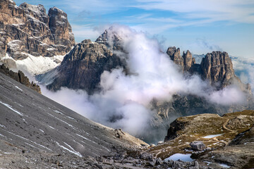 Bergwelt Dolomiten in Wolken
