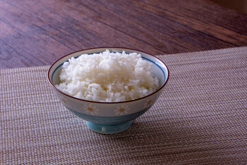 お椀に盛り付けしたご飯とお茶漬け