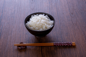 お椀に盛り付けしたご飯とお茶漬け