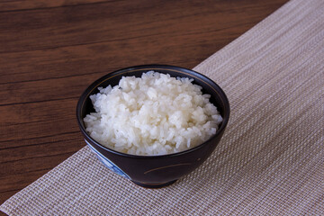 お椀に盛り付けしたご飯とお茶漬け