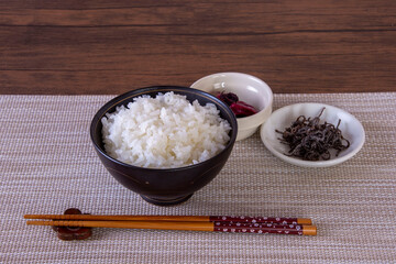 お椀に盛り付けしたご飯とお茶漬け