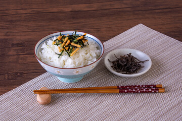 Fototapeta premium お椀に盛り付けしたご飯とお茶漬け
