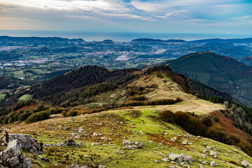 Naturaleza en anochecer durante la subida la monte Adarra del País Vasco