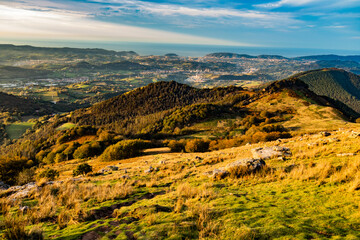 Naturaleza en anochecer durante la subida la monte Adarra del País Vasco