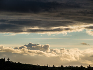 Dunkler Wolkenhimmel bei Sonnenuntergang 