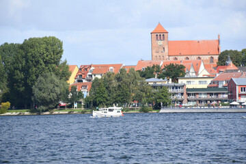 Fototapeta na wymiar Die St. Georgenkirche trohnt über der Stadt Waren an der Müritz in Mecklenburg-Vorpommern.