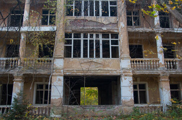 Fototapeta na wymiar an abandoned hotel. Old crumbling building