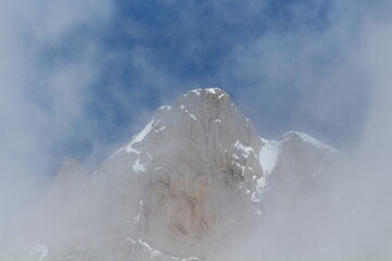 Summits, fog, remnants of snow ... The end of winter.