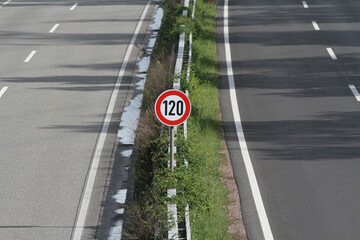Tempo 120 auf einer Autobahn