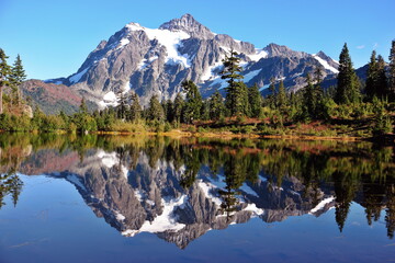 Fototapeta na wymiar Mt Shuksan in Autumn, Washington-USA