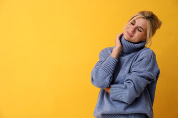 Obraz premium Happy woman in stylish sweater on yellow background. Space for text