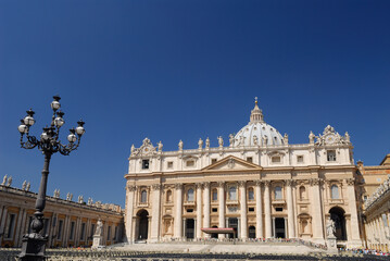 Obraz premium Saint Peters Basilica in Rome with lamp