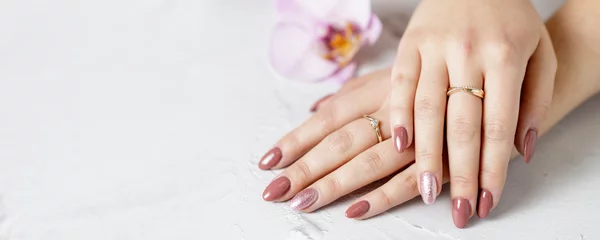 Foto op Plexiglas Manicure Vrouwelijke handen met verse manicure