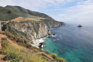 Fototapeta premium Landscape view of Bixby Creek Bridge and the suggest coast of Big Sur along the Pacific Coast Highway