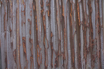 錆びたトタンの建物