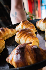 medialunas de masa manteca al horno típicas para desayuno merienda de panadería tradicional argentina doradas y crocantes 