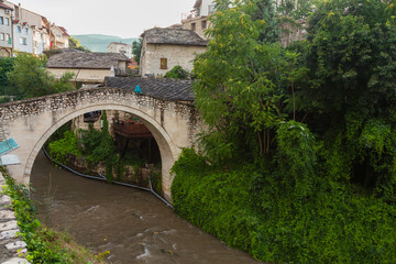 Fototapeta na wymiar ボスニア・ヘルツェゴビナ　モスタルの旧市街にかかる小さい橋　Kriva ćuprija