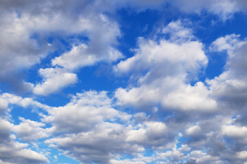 Naklejka na ściany i meble Blauer Himmel mit vielen weißen bis grauen Wolken. Es handelt sich um Haufenwolken bzw. Cumuluswolken.