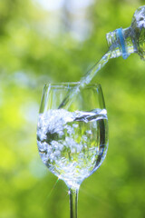 グラスに注ぐ水